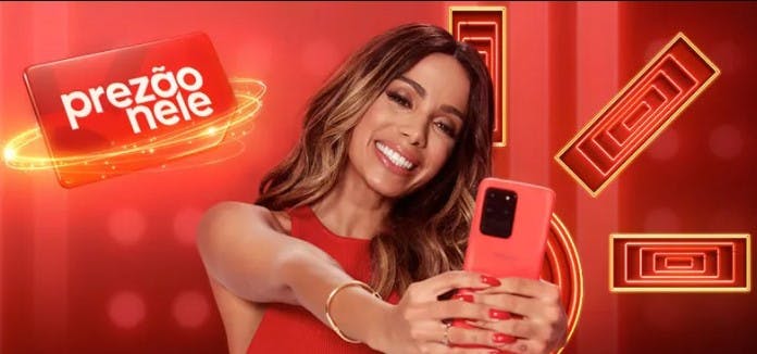 anitta segurando celular claro prezão